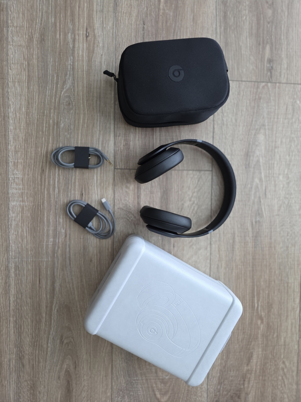 Beats by Dre Wireless Over-Ear Headphones in Black with Carry Case and Cables